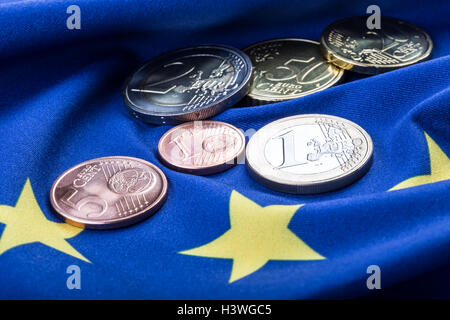 Las monedas de euro. Moneda Euro. Euro dinero. Bandera europea y euro dinero. Monedas y billetes de moneda europea establecido libremente en la UE Foto de stock