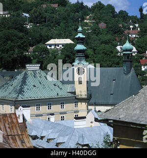 Eslovaquia, Banska Stiavnica, vista de la ciudad, City Hall, en Europa, en los Montes Metálicos eslovaca, ciudad minera, ver casas, madera, árboles, exterior, la República Eslovaca