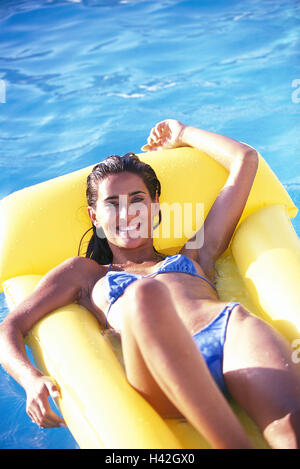 Fotografía de hombre en bañador flotando en la cama de aire en vacaciones  de verano en la piscina exterior Fotografía de stock - Alamy