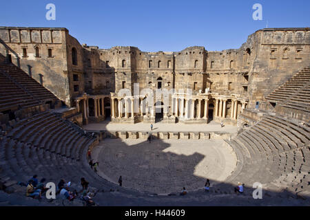 Siria, Bosra, Teatro Romano, turista Foto de stock