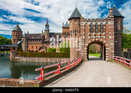HAARZUILENS, Holanda - Mayo 18, 2012: el Castillo de Haar con el puente en primer plano Foto de stock
