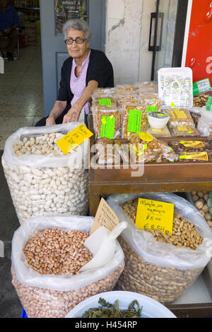 Chipre, en griego, en Lima, el mercado cubierto de sol, senior, Ventas, nueces, especias, Foto de stock