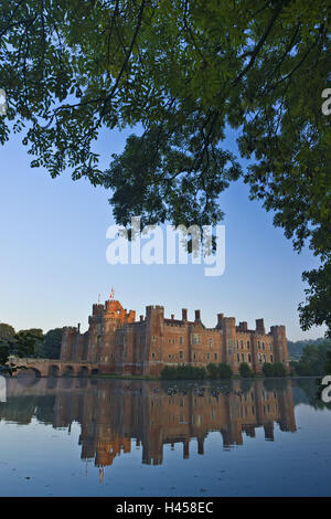 Reino Unido, Inglaterra, East Sussex, el castillo de Herstmonceux, puente, foso, Foto de stock
