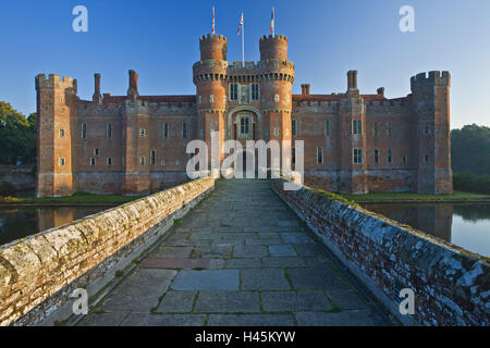 Reino Unido, Inglaterra, East Sussex, el castillo de Herstmonceux, puente, foso, Foto de stock