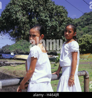 La Polinesia Francesa, Tahuata, Vaitahu, Playa Chica, stand, costa,  pradera, persona, lugareños, polinesios, niños, ropa blanca Fotografía de  stock - Alamy