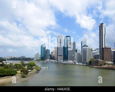 El distrito de negocios de Brisbane, con vistas al serpenteante río Brisbane, Queensland, Australia.