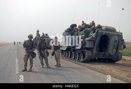 26 de abril de 2003 Marines de pie junto a sus AAV-P7/A1 vehículos de asalto anfibio cerca de Diwaniya, en el sur de Iraq.