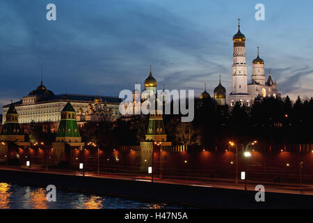 Moscú, el Kremlin de Moscú, la vista desde la costa, por la noche, Foto de stock