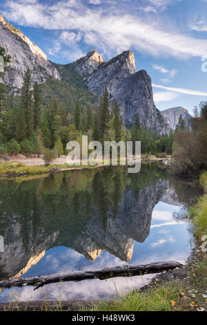 Los tres hermanos se refleja en el río Merced, El Parque Nacional Yosemite, California, USA. Otoño (octubre de 2014).