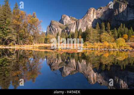 Valle de Yosemite se refleja en el río Merced, en vista del Valle, El Parque Nacional Yosemite, California, USA. Otoño (octubre de 2013).