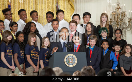 El Presidente de Estados Unidos, Barack Obama habla en la Casa Blanca, La Feria de Ciencias a los estudiantes el 13 de abril de 2016 en Washington D.C. Foto de stock