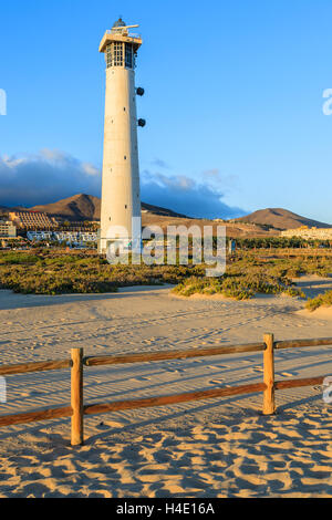 Faro de Morro Jable Playa en la península de Jandia en la luz del atardecer, Fuerteventura, Islas Canarias, España Foto de stock
