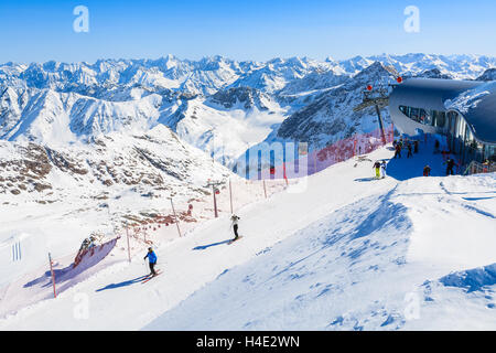 Estación de Esquí PITZTAL, AUSTRIA - Mar 29, 2014: los esquiadores en la pendiente en mountain resort de invierno de Pitztal. Marzo es el mes más soleado para vacaciones de invierno. Foto de stock