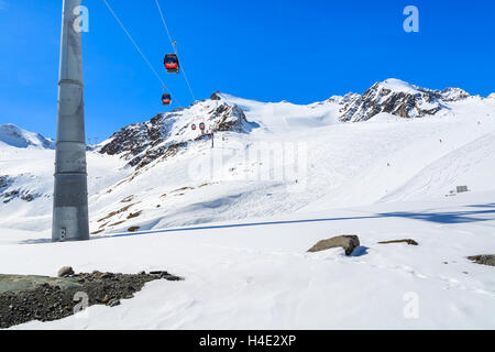 El área de esquí del glaciar PITZTAL, AUSTRIA - Mar 29, 2014: la góndola coches en un ascensor en la estación de esquí austriaca de Pitztal, Alpes austríacos. Marzo es el mes más ocupado en Alpes debido al gran clima soleado. Foto de stock