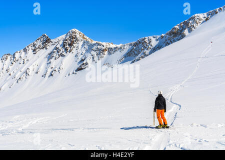El área de esquí del glaciar PITZTAL, AUSTRIA - Mar 29, 2014: mujer esquiador en la estación de esquí austriaca de Pitztal, Alpes austríacos. Marzo es el mes más ocupado en Alpes debido al gran clima soleado. Foto de stock