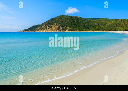 Idílico paraíso Cala Pira playa y mar azul agua, Cerdeña, Italia Foto de stock