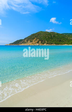 Idílico paraíso Cala Pira playa y mar azul agua, Cerdeña, Italia Foto de stock