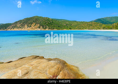 Rocas en agua de mar turquesa de la idílica playa de Cala Pira, Cerdeña, Italia Foto de stock