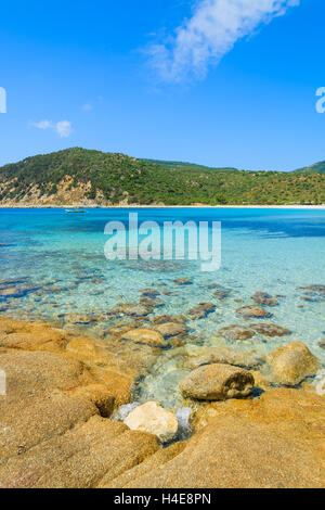 Rocas en mar azul agua de Cala Pira beach, isla Cerdeña, Italia Foto de stock