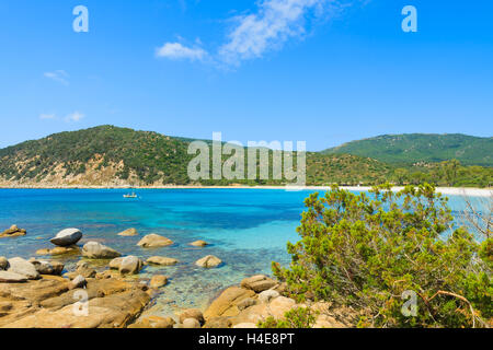 Rocas en mar azul agua de Cala Pira beach, isla Cerdeña, Italia Foto de stock
