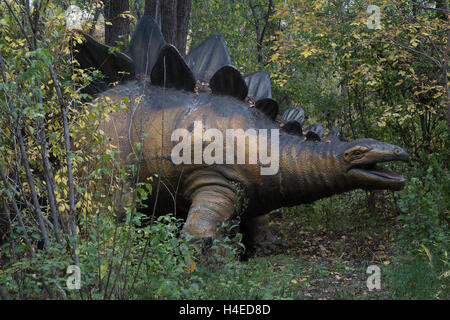 Modelo de dinosaurio Stegosaurus en el bosque de un parque prehistórico Foto de stock