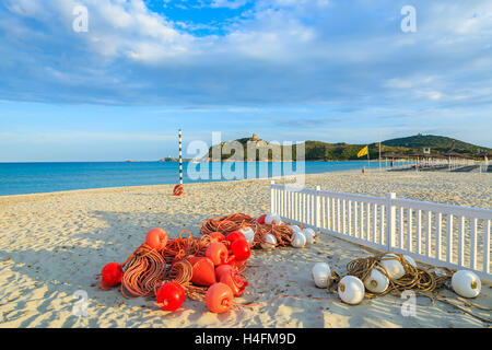 Natación net con boyas rojas en la arenosa playa Porto Giunco, Villasimius, Cerdeña, Italia Foto de stock