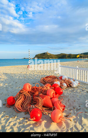 Natación net con boyas rojas en la arenosa playa Porto Giunco, Villasimius, Cerdeña, Italia Foto de stock