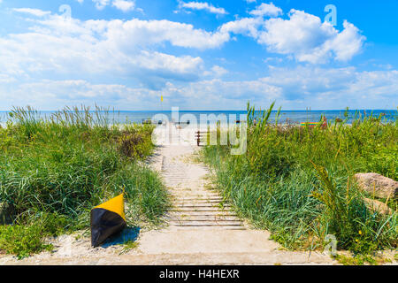 Camino a la Playa con dunas de arena en pasto Kuznica aldea en Hel península, Mar Báltico, Polonia Foto de stock