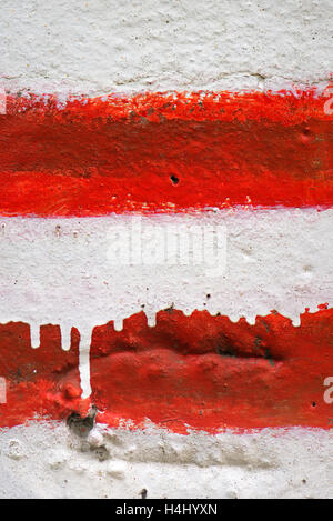 Franjas rojas y blancas pintadas en la pared con derrames y goteos - Fondo de calle urbana, diseño gráfico o sport team partidario Foto de stock