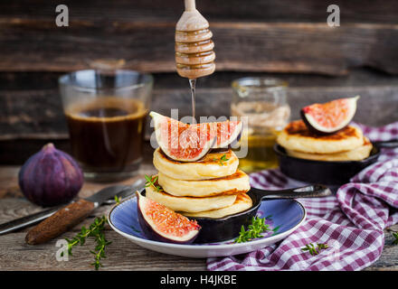 Requesón panqueques con higos frescos y miel para el desayuno Foto de stock
