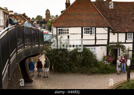 Inglaterra, Berkshire, Hungerford, High Street, visitantes en pasarela a través de Kennet y Avon Canal Foto de stock