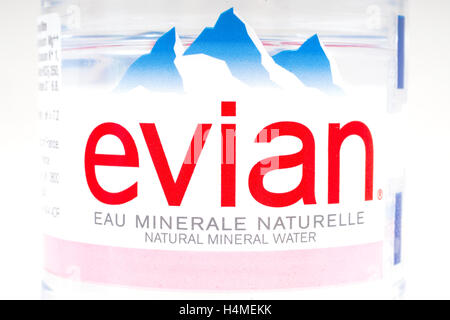 Londres, Reino Unido - 13 DE OCTUBRE DE 2016: un primer plano de la etiqueta de una botella de agua mineral natural de Evian.