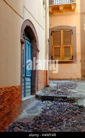 Escena callejera en Bosa, Cerdeña, Italia