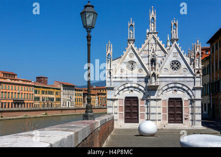 Santa Maria della Spina es una pequeña iglesia en la ciudad italiana de Pisa. Foto de stock