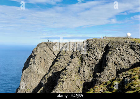 NORDKAPP, Noruega - una vista sobre el acantilado de Cabo Norte y Globe monumento Foto de stock