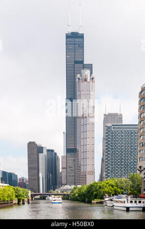 Willis Tower, a menudo todavía conocida como la Torre Sears, desde el Brazo Sur del Río Chicago con 311 South Wacker Drive en la parte delantera.