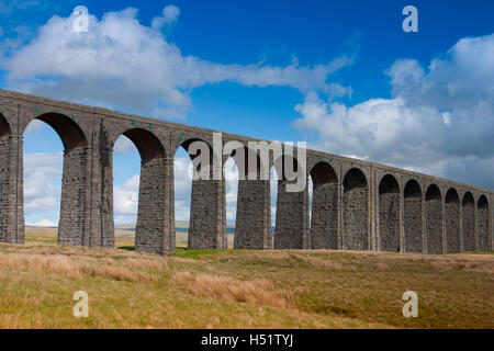 Famoso Viaducto Ribblehead en los valles de Yorkshire en un día soleado, Inglaterra
