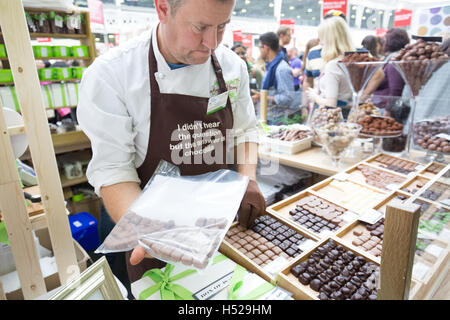 El Chocolate Show en su tercer día a nivel nacional Olympia, Londres, Reino Unido. El show es la gran final de semana Chocolate. Foto de stock