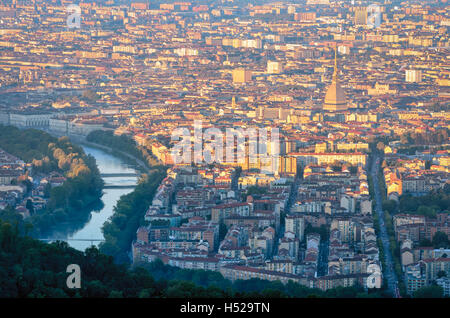 Turín (Torino) panorama al amanecer con la Mole Antonelliana