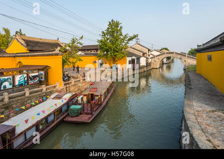 Casco antiguo canal Suzhou y casas populares en Suzhou, Jiangsu, China Foto de stock