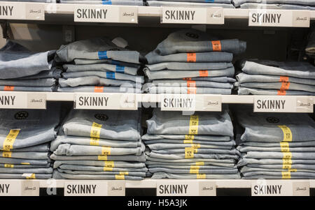 Skinny Jeans en Primark store Foto de stock
