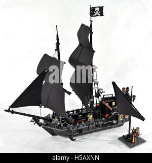 Al por menor móvil hemisferio Lego Piratas del Caribe perla negra Fotografía de stock - Alamy