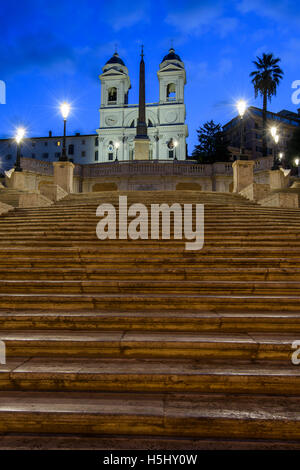 Vista nocturna de la Escalinata Española, Piazza di Spagna, Roma, Lazio, Italia Foto de stock