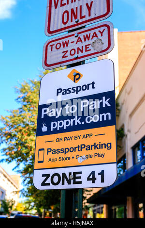 Pasaporte pagar a firmar en Haywood Park Street, en el centro de Asheville, NC Foto de stock