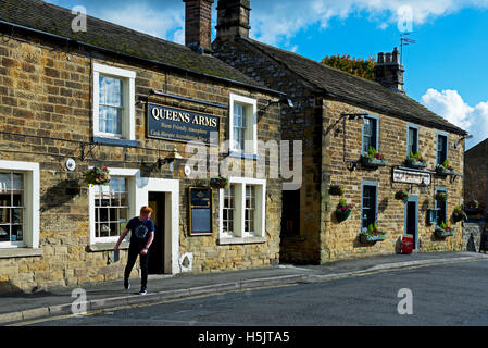 Los brazos de Queens y el pavo real: dos pubs en Bakewell, Derbyshire, Inglaterra Foto de stock