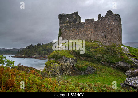 Castillo de Tioram la isla de marea en Loch Moidart Eilean Tioram, Lochaber, Scottish Highlands, Escocia Foto de stock