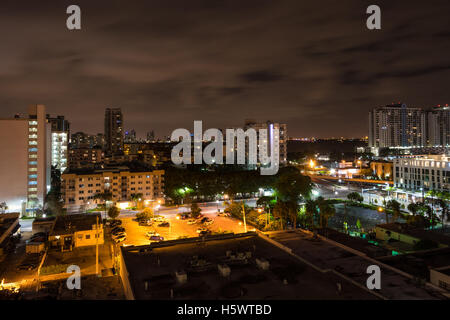 Exposición larga Night Shot de Miami Beach, Florida, con el Centro de Miami en el fondo.