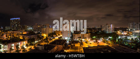 Night Shot panorámicas de Miami Beach, Florida, con el Centro de Miami en el fondo.