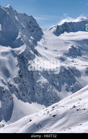 Remonte, ejecutar y la pista en glaciar de Rettenbach Solden ski resort en Otztal Alpes en Tirol, Austria Foto de stock