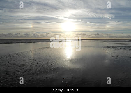 Cirrus azul cielo, con arco iris en las nubes, por encima de la playa de arena del canal de agua de mar, sol blanco naufragio estratocúmulos, Fairhaven, Lytham Foto de stock